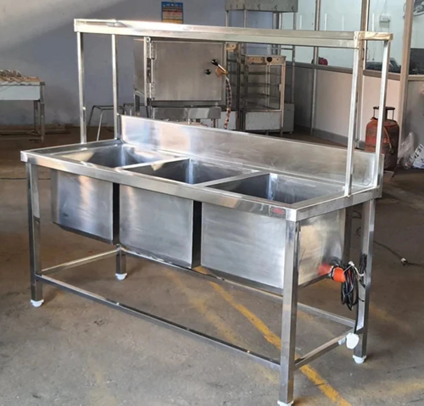 Mobiliario y fabricación en acero · 3