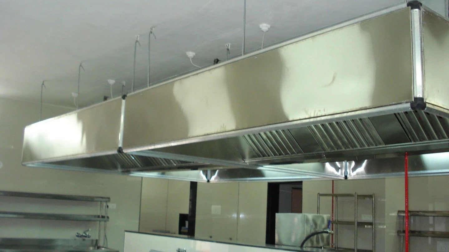 Mobiliario y fabricación en acero · 2