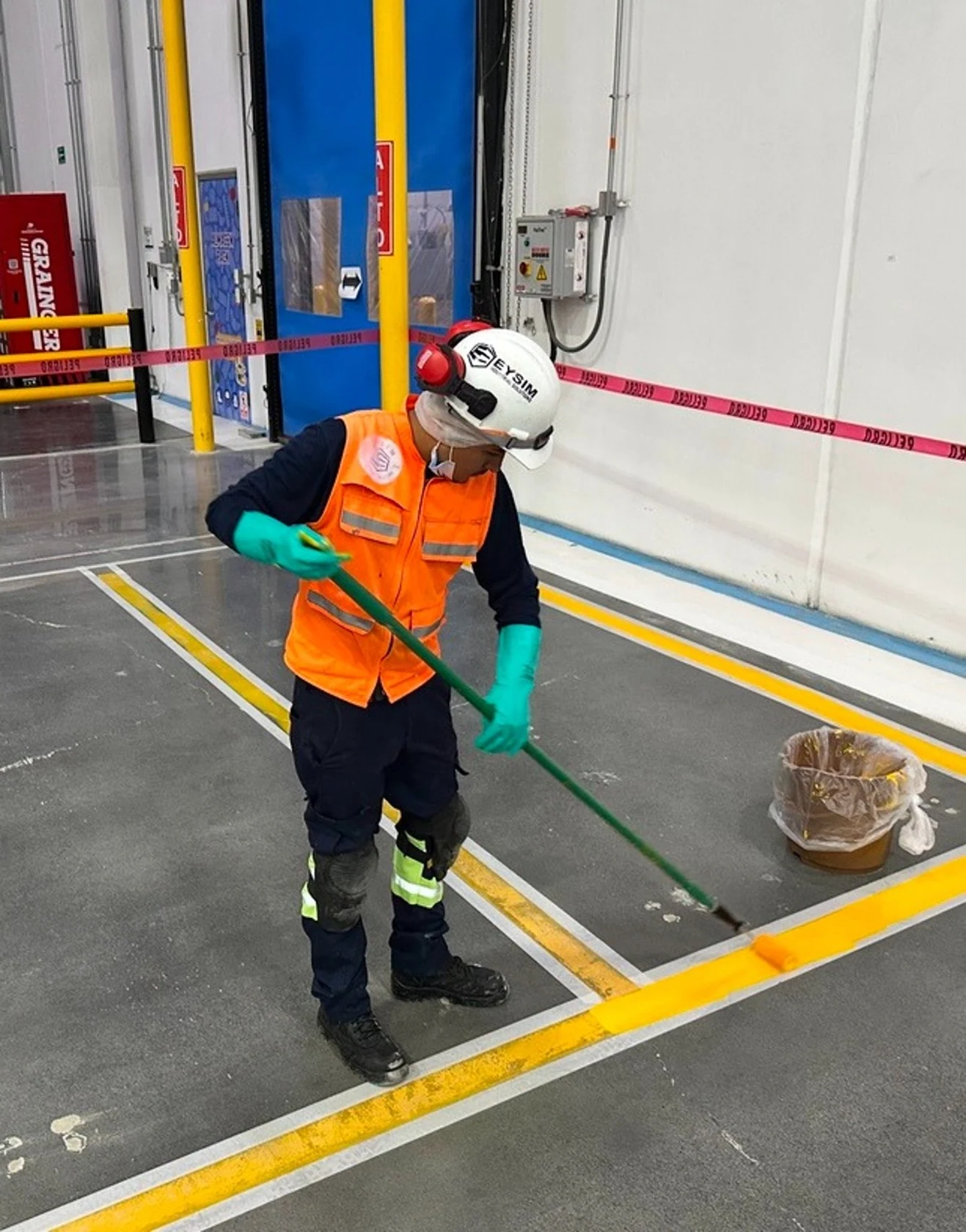 Líneas y bordes definidos en un piso industrial
