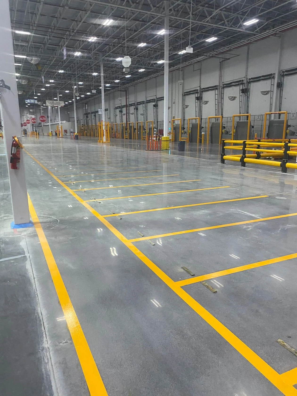 Zonas con límites claros en un piso industrial